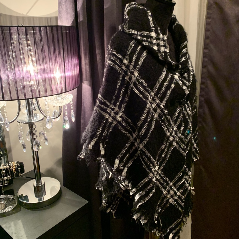 Adorable Poncho - Picture 2 of 5
